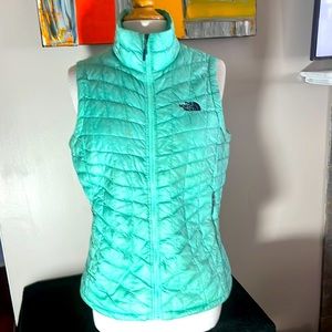 THE NORTH FACE THERMOBALL VEST MINT GREEN DEEP PURPLE EMBROIDERY. Size M